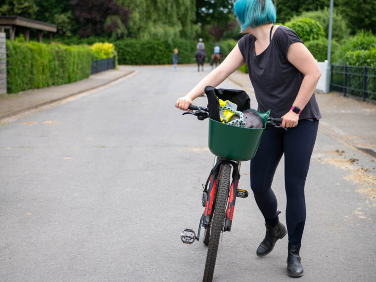 Futtertrog als Fahrradkorb